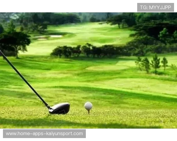 高尔夫一杆穿越树林，奇迹球引全球播放