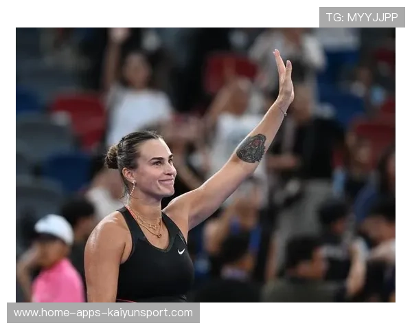 萨巴伦卡与贝克汉姆同框合影，黑裙造型尽显优雅气质，萨巴伦卡年龄