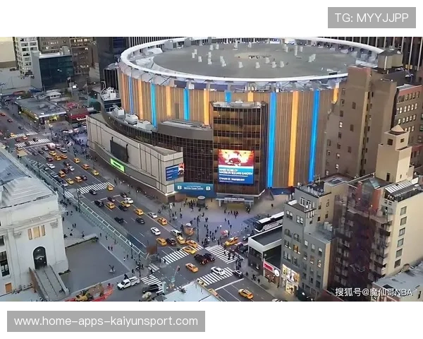 由于尼克斯的大比分获胜，麦迪逊广场花园外的交通今日出现大面积瘫痪，球迷疯狂庆祝。